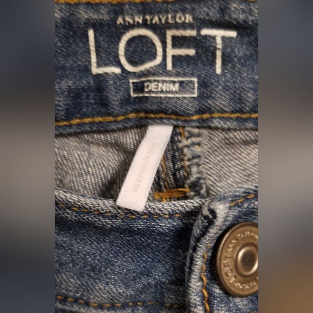 Ann Taylor Loft Faded Denim Jeans Straight Leg Women's  Size 2 - Picture 4 of 5